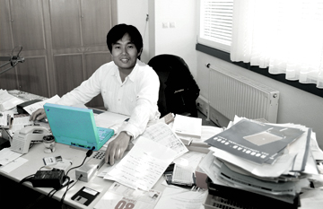 Jongbhak in an office openfree.jpg